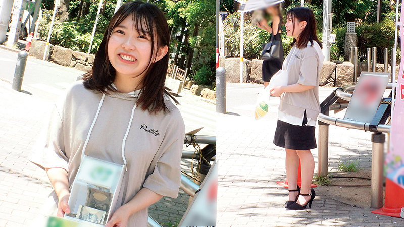 屋外(公園・歩道)で笑顔を向ける女性の近距離バストアップ+全身の2ショット構成。ベージュパーカー・黒ミニスカート・黒ヒールサンダル。自然光、素人感のある日常的な雰囲気。