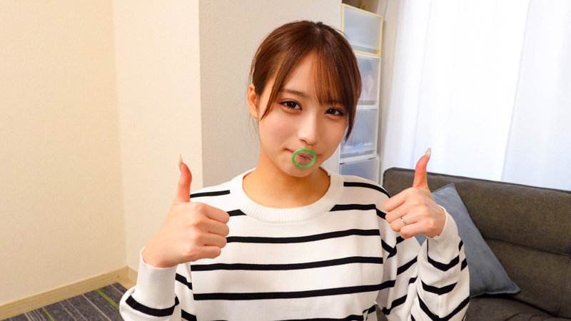 素人系作品「かんなさん」のサンプル画像。室内で自然な笑顔を見せる人妻のカット