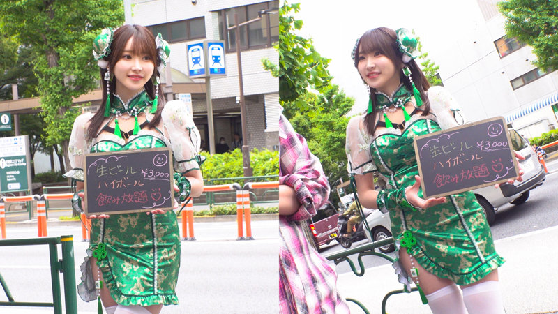 秋葉原風の路上でコンカフェ衣装のまま黒板を手に微笑む女性の2ショット、白いニーハイが印象的な素人感のある屋外カット