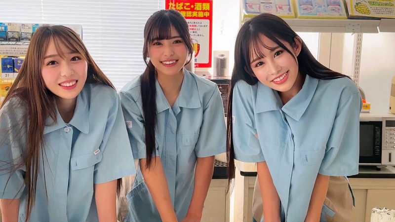 コンビニ制服姿の3人が横並びで笑顔を向けるサンプル画像。素人感のある自然な表情が印象的