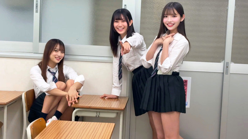 教室セットで笑顔を見せる制服風の素人系女性3人・かりん＆める＆なぎさのサンプル画像
