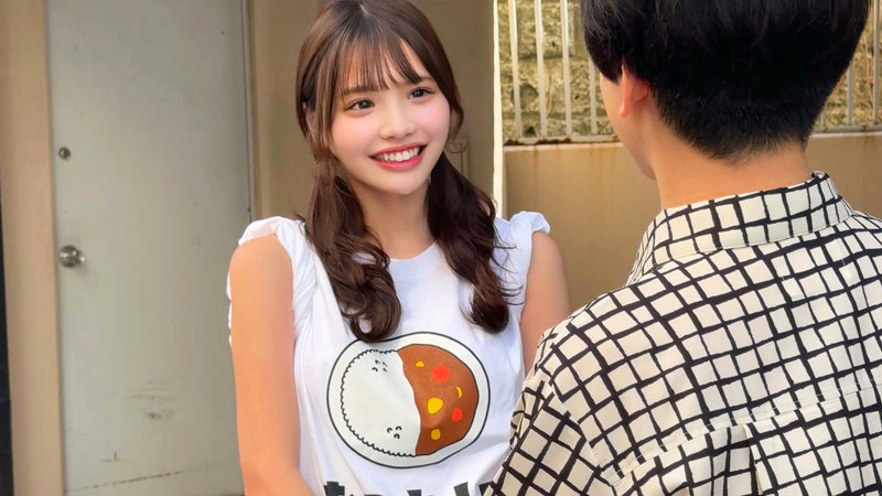 路地でナンパされ笑顔で応じるカレー屋バイト女性・めるさんのサンプル画像