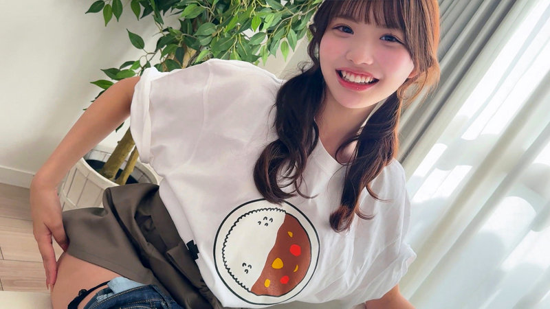 室内で笑顔を見せるカレープリントTシャツ姿のめるさん・素人ナンパ作品サンプル