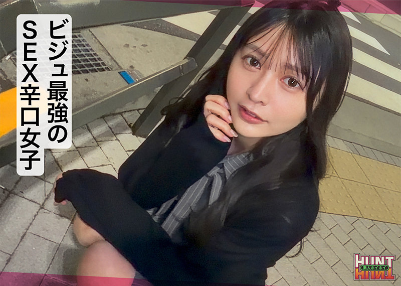 歩道でしゃがむスーツ姿の女性を上から捉え、カメラを見上げる自然な表情を映した場面