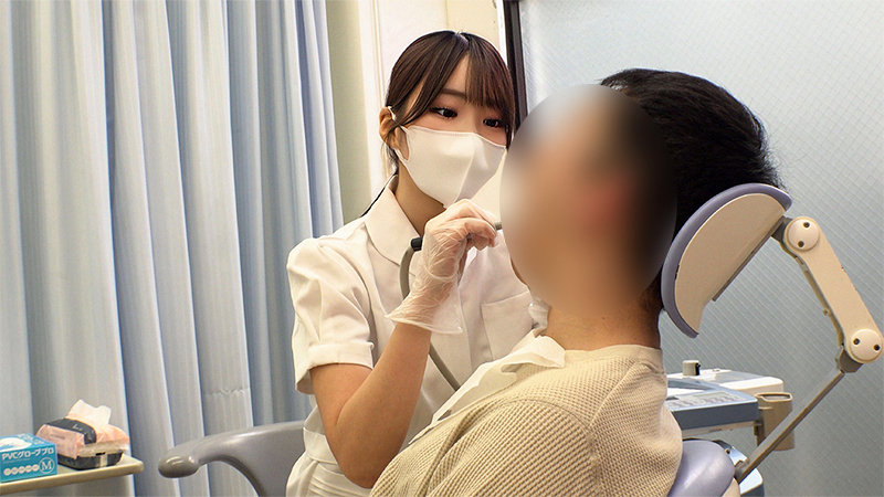 診察チェアで施術中の歯科衛生士ユニフォーム姿の女性と患者を写した診察室シーン
