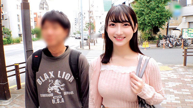街中で並ぶ男女。女性は微笑み、男性の顔はぼかし