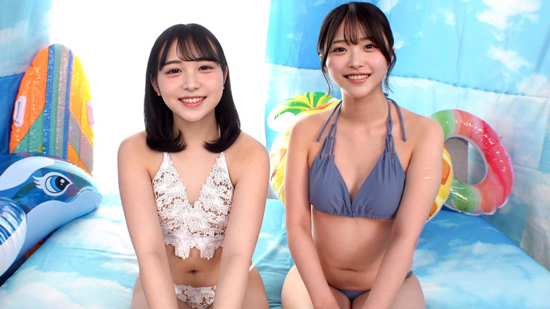 白いレースのホルター水着の女性と青灰色の水着の女性が、ベッドの上に座っている