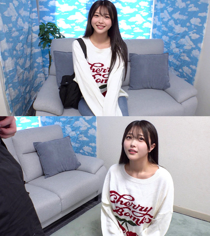 雲模様のカーテンがある部屋のソファに、白い文字入りニットとジーンズの長い黒髪の女性が座って微笑んでいる